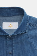Nahaufnahme des Ace Denim Jeanshemd blau von vorne oben, reine Baumwolle, weicher Griff, Slim Fit, schmaler Kragen, Druckknopfleiste.