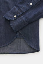 Ace Denim Jeanshemd dunkelblau aus reiner Baumwolle, weicher Griff, Slim Fit, schmaler Kragen, Druckknopfleiste, Brusttaschen, Western-Schulterpasse, Sportmanschette, gerundeter Saum, Nahaufnahme von Ärmel und Saum.