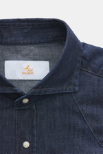 Nahaufnahme von Ace Denim Jeanshemd dunkelblau, reine Baumwolle, weicher Griff, Slim Fit, schmaler Kragen, Druckknopfleiste, Brusttaschen, Western-Schulterpasse, Sportmanschette, gerundeter Saum, Vorderansicht.