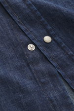 Nahaufnahme des Ace Denim Jeanshemd dunkelblau von oben, reine Baumwolle, weicher Griff, Slim Fit, schmaler Kragen, Druckknopfleiste, Brusttaschen, Western-Schulterpasse, Sportmanschette, gerundeter Saum.