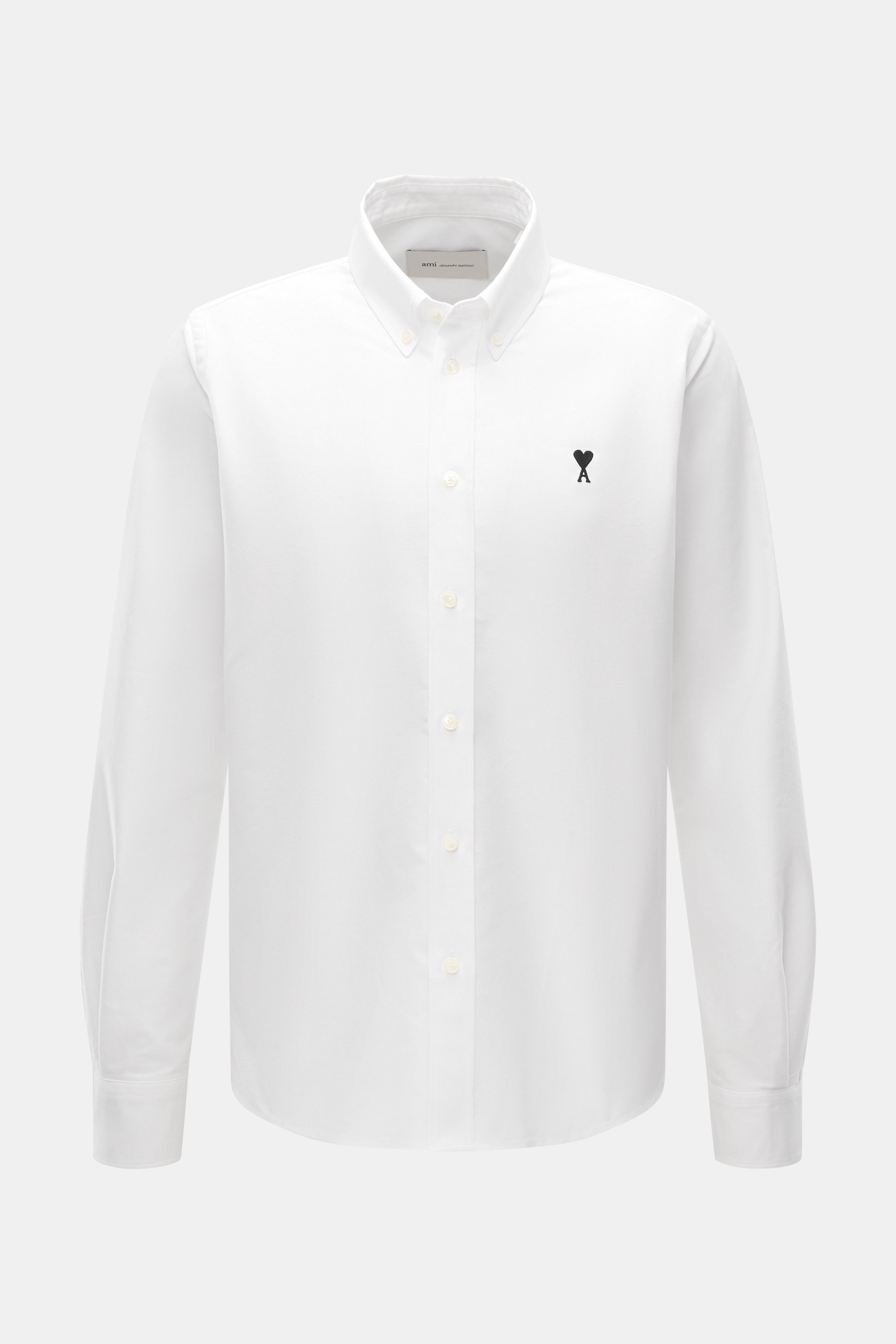 Ami Paris Oxford-Hemd Button-Down-Kragen weiß, frontal aus mittlerer Entfernung fotografiert, reine Baumwolle, Regular Fit, Knopfleiste, Sportmanschette, Logo-Stitching, gerundeter Saum.