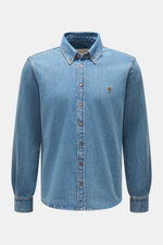 Ami Paris Jeanshemd Button-Down-Kragen rauchblau, Frontansicht, reine Baumwolle, Regular Fit, Knopfleiste, Logo-Stickerei, klassischer Saum, schwere Qualität.