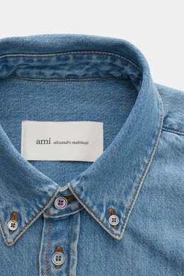 Ami Paris Jeanshemd Button-Down-Kragen rauchblau aus reiner Baumwolle, Frontansicht mit Knopfleiste, klassischer Sportmanschette und Logo-Stickerei.