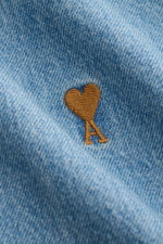 Nahaufnahme des Ami Paris Jeanshemd Button-Down-Kragen rauchblau mit typischer Logo-Stickerei, reiner Baumwolle und leicht strukturierter Oberfläche.