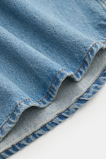 Jeansstoff-Detailaufnahme des Ami Paris Jeanshemd Button-Down-Kragen rauchblau aus reiner Baumwolle, schwer, Regular Fit, mit Logo-Stickerei.
