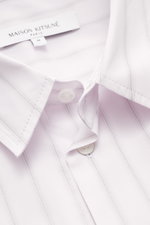 Close-up front view of Maison Kitsuné Casual Shirt Kent Collar rose/anthracite striped showing pure cotton fabric, smooth touch, fine striped pattern, kent collar, brand-typical logo stitching, classic sport cuff, movement pleats on the back, regular fit,