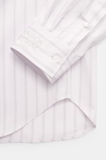 Maison Kitsuné Casual Shirt Kent Collar rose/anthracite striped shown from a close-up angle of cuff and hem, pure cotton, smooth touch, fine striped pattern, regular fit, kent collar, brand-typical logo stitching, classic sport cuff, movement pleats on th