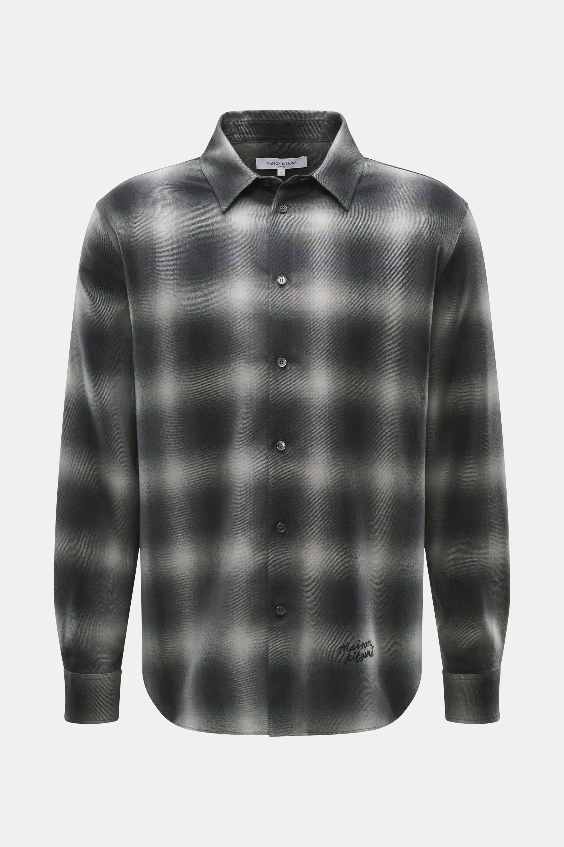 Maison Kitsuné Flanellhemd Kent-Kragen hellgrau/navy kariert, frontal fotografiert, Baumwolle/Lyocell, weicher Griff, klassisches Karo, Regular Fit, Logo-Stitching, Sportmanschette, Rückenfalten, gerundeter Saum.