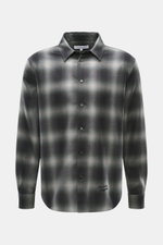 Maison Kitsuné Flanellhemd Kent-Kragen hellgrau/navy kariert, frontal fotografiert, Baumwolle/Lyocell, weicher Griff, klassisches Karo, Regular Fit, Logo-Stitching, Sportmanschette, Rückenfalten, gerundeter Saum.