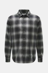Maison Kitsuné Flanellhemd Kent-Kragen hellgrau/navy kariert, frontal fotografiert, Baumwolle/Lyocell, weicher Griff, klassisches Karo, Regular Fit, Logo-Stitching, Sportmanschette, Rückenfalten, gerundeter Saum.