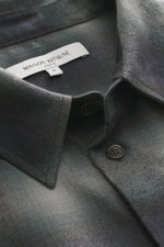Nahaufnahme des Maison Kitsuné Flanellhemds Kent-Kragen hellgrau/navy kariert, von oben auf Kragen und Knöpfe, Mix aus Baumwolle und Lyocell, weicher Griff, klassisches Karomuster, Regular Fit, Kent-Kragen, markentypisches Logo-Stitching, klassische Sport