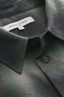 Nahaufnahme des Maison Kitsuné Flanellhemds Kent-Kragen hellgrau/navy kariert, von oben auf Kragen und Knöpfe, Mix aus Baumwolle und Lyocell, weicher Griff, klassisches Karomuster, Regular Fit, Kent-Kragen, markentypisches Logo-Stitching, klassische Sport