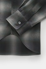 Maison Kitsuné Flanellhemd Kent-Kragen hellgrau/navy kariert, Detailaufnahme von Ärmel und Saum, Mix aus Baumwolle und Lyocell, weicher Griff, klassisches Karomuster, Regular Fit, Kent-Kragen, Logo-Stitching, klassische Sportmanschette, Bewegungsfalten am