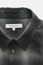Maison Kitsuné Flanellhemd Kent-Kragen hellgrau/navy kariert, Detailaufnahme von oben, Mix aus Baumwolle und Lyocell, weicher Griff, klassisches Karomuster.