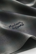 Maison Kitsuné Flanellhemd Kent-Kragen hellgrau/navy kariert, Detailaufnahme Stoff mit markentypischem Logo-Stitching, Mix aus Baumwolle und Lyocell, weicher Griff, klassisches Karomuster, Regular Fit, Kent-Kragen, klassische Sportmanschette, Bewegungsfal