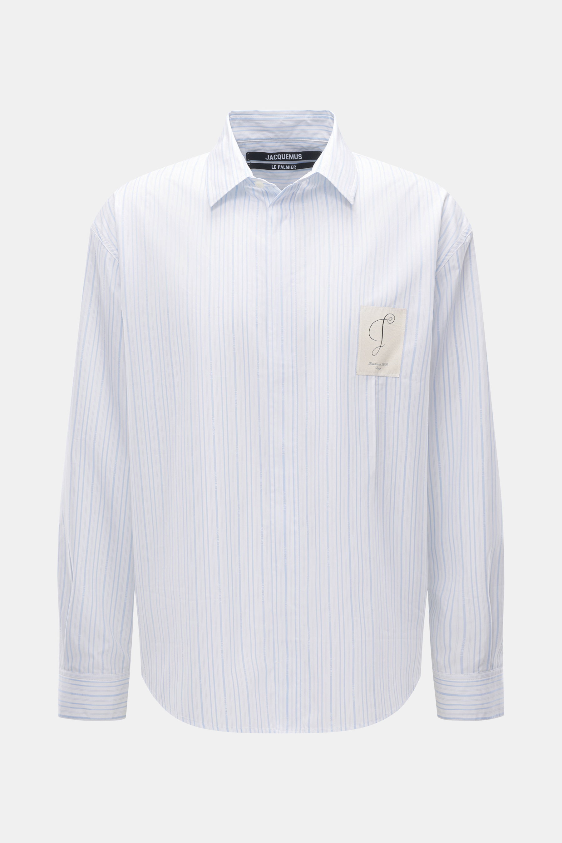 Jacquemus Casual Hemd Kent-Kragen hellblau/weiß gestreift, Frontansicht, reine Baumwolle, weicher Griff, feines Streifenmuster, Logo-Webdetail, Oversized Fit, verdeckte Knopfleiste, Initial-Patch Brust, Quetschfalte, Sportmanschette, gerundeter Saum.