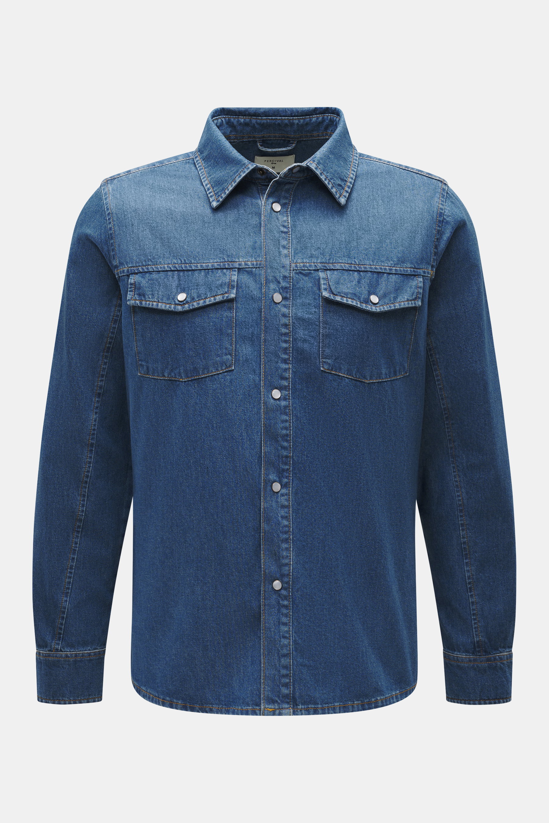 Frontale Nahaufnahme des Percival Jeanshemds 'Powell' schmaler Kragen blau aus Denim aus reiner Baumwolle, weicher Griff, Regular Fit, schmaler Kragen, aufgesetzte Druckknopfleiste, Brusttaschen mit geknöpfter Patte, klassische Sportmanschette, kurze Saum