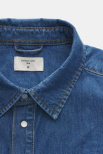 Nahaufnahme aus schräger Draufsicht des Percival Jeanshemds 'Powell' schmaler Kragen blau, Denim Baumwolle, weicher Griff, Regular Fit, Druckknopfleiste.