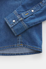 Nahaufnahme des Percival Jeanshemds 'Powell' schmaler Kragen blau, fotografiert von oben, zeigt Denim aus reiner Baumwolle, weichen Griff, Regular Fit, schmalen Kragen, aufgesetzte Druckknopfleiste, Brusttaschen mit geknöpfter Patte, klassische Sportmansc