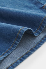 Nahaufnahme des Percival Jeanshemds 'Powell' schmaler Kragen blau aus Denim reiner Baumwolle mit weichem Griff, Regular Fit, schmalem Kragen, Druckknopfleiste, Brusttaschen, Sportmanschette und Saumschlitzen, seitliche Perspektive.