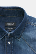 Dondup Jeanshemd schmaler Kragen dunkelblau aus reiner Baumwolle, weicher Griff, Regular Fit, Western-Look, Detailansicht von oben mit Druckknopfleiste und Kragen.