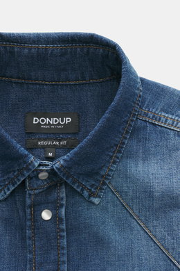 Dondup Jeanshemd schmaler Kragen dunkelblau aus reiner Baumwolle, weicher Griff, Regular Fit, Western-Look, Detailansicht von oben mit Druckknopfleiste und Kragen.