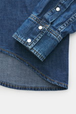 Dondup Jeanshemd schmaler Kragen dunkelblau, Detailaufnahme Manschette und Saum, reine Baumwolle, weicher Griff, Regular Fit, Western-Look.