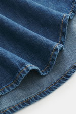 Dondup Jeanshemd schmaler Kragen dunkelblau, Detailaufnahme der weichen reine Baumwolle, sichtbare Naht, Stoffstruktur, von schräg oben fotografiert.