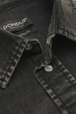 Dondup Jeanshemd schmaler Kragen dunkelgrau, Detailaufnahme von oben, weiche reine Baumwolle, Regular Fit, Druckknopfleiste, Western-Look.