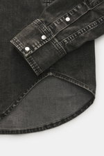 Dondup Jeanshemd schmaler Kragen dunkelgrau, Detailansicht Manschette mit Druckknöpfen, reine Baumwolle, weicher Griff, Regular Fit, Western-Look.