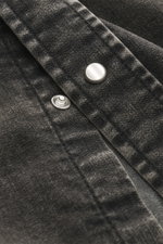 Dondup Jeanshemd schmaler Kragen dunkelgrau in Nahaufnahme von Vorderseite mit Druckknöpfen, reine Baumwolle, Western-Look, weicher Griff.