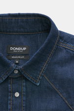 Dondup Jeanshemd schmaler Kragen navy aus reiner Baumwolle, weicher Griff, Regular Fit, mit Druckknopfleiste, Brusttaschen und gerundetem Saum, Nahaufnahme vom Kragen.