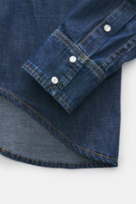 Nahaufnahme des Ärmels und Saumverlaufs des Dondup Jeanshemds schmaler Kragen navy, fotografiert von oben, mit weichem Griff, Regular Fit, Druckknopfleiste und klassischer Sportmanschette.