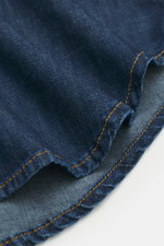 Nahaufnahme des Dondup Jeanshemd schmaler Kragen navy in navyblau, Detailansicht der feinen Baumwollstruktur und gelben Naht, weicher Griff sichtbar.
