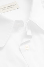 Officine Générale Casual Hemd Kent-Kragen weiß, Nahaufnahme von oben, feiner gabardine, reine Baumwolle, weicher Griff, garment dyed, Regular Fit, französische Knopfleiste.