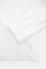 Officine Générale Casual Hemd Kent-Kragen weiß, Detailaufnahme Ärmel mit klassischer Sportmanschette, feiner Gabardine, reine Baumwolle, weicher Griff, garment dyed, Regular Fit, französische Knopfleiste, leicht geschwungene Rückenpasse, gerader Saumverla
