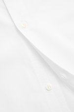 Officine Générale Casual Hemd Kent-Kragen weiß, Detailansicht von vorne, feiner Gabardine, reine Baumwolle, weicher Griff, garment dyed, Regular Fit, französische Knopfleiste.
