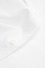 Officine Générale Casual Hemd Kent-Kragen weiß, Nahaufnahme Manschette mit Knopf, feiner Gabardine, reine Baumwolle, weicher Griff, garment dyed, Regular Fit, französische Knopfleiste, klassische Sportmanschette, leicht geschwungene Rückenpasse, gerader S