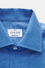 Close-up front top view of the Gherardi Casual shirt shark collar blue melange, twill made of cotton and cashmere, soft flannel, slim fit, shark collar, French button placket, classic sport cuff, split back yoke, rear waist darts, rounded hemline.