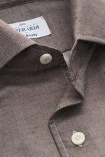 Gherardi Casual shirt shark collar grey brown melange shown close-up from above, twill made of cotton and cashmere, soft flannel, slim fit, shark collar, french button placket, classic sport cuff, split back yoke, rear waist darts, rounded hemline.