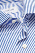 Nahaufnahme des Gherardi Casual Hemd Kent-Kragen blau/weiß gestreift, von oben fotografiert, reine Baumwolle, sehr weicher Griff, Slim Fit, Kent-Kragen, französische Knopfleiste.
