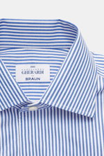 Nahaufnahme aus schräger Perspektive des Gherardi Casual Hemd Kent-Kragen blau/weiß gestreift, reine Baumwolle, sehr weicher Griff, Slim Fit, Kent-Kragen, französische Knopfleiste, klassische Sportmanschette, geteilte Rückenpasse, rückseitige Taillenabnäh
