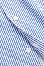 Gherardi Casual Hemd Kent-Kragen blau/weiß gestreift, Nahaufnahme aus schräger Perspektive, reine Baumwolle, sehr weicher Griff, Slim Fit, Kent-Kragen, französische Knopfleiste, klassische Sportmanschette, geteilte Rückenpasse, rückseitige Taillenabnäher,