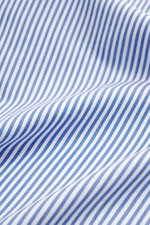 Nahaufnahme des Gherardi Casual Hemd Kent-Kragen blau/weiß gestreift aus reine Baumwolle, sehr weicher Griff, Slim Fit, Kent-Kragen, französische Knopfleiste, klassische Sportmanschette, geteilte Rückenpasse, rückseitige Taillenabnäher, gerundeter Saumver