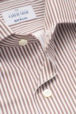 Nahaufnahme von Gherardi Casual Hemd Kent-Kragen braun/weiß gestreift, reine Baumwolle, sehr weicher Griff, Slim Fit, Kent-Kragen, französische Knopfleiste.