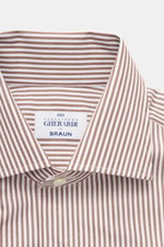 Gherardi Casual Hemd Kent-Kragen braun/weiß gestreift, Nahaufnahme von oben, reine Baumwolle, sehr weicher Griff, Slim Fit, Kent-Kragen, französische Knopfleiste, klassische Sportmanschette, geteilte Rückenpasse, rückseitige Taillenabnäher, gerundeter Sau