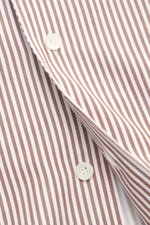 Nahaufnahme des Gherardi Casual Hemd Kent-Kragen braun/weiß gestreift, fotografiert von schräger Seitenansicht, reine Baumwolle, sehr weicher Griff, Slim Fit, Kent-Kragen, französische Knopfleiste, klassische Sportmanschette, geteilte Rückenpasse, rücksei