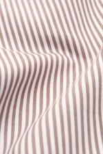 Gherardi Casual Hemd Kent-Kragen braun/weiß gestreift, Detailaufnahme der Stoffstruktur aus reiner Baumwolle, weicher Griff, Slim Fit.