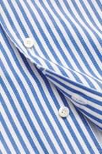 Close-up front angle of the Gherardi Casual Shirt Kent Collar dark blue/white striped, twill made of pure cotton, very soft feel, slim fit, Kent collar, French placket, classic sport cuff, split back yoke, back waist darts, rounded hem.