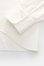 Nahaufnahme des Gherardi Cord-Hemd Haifisch-Kragen offwhite, fotografiert von oben; Feincord, softer Griff, Slim Fit, Haifisch-Kragen, französische Knopfleiste, klassische Sportmanschette, rückwärtige Taillenabnäher, gerundeter Saumverlauf.